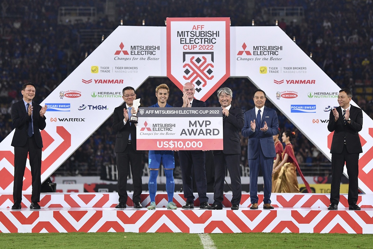 Theerathon Bunmathan muon VAR ap dung o AFF Cup hinh anh
