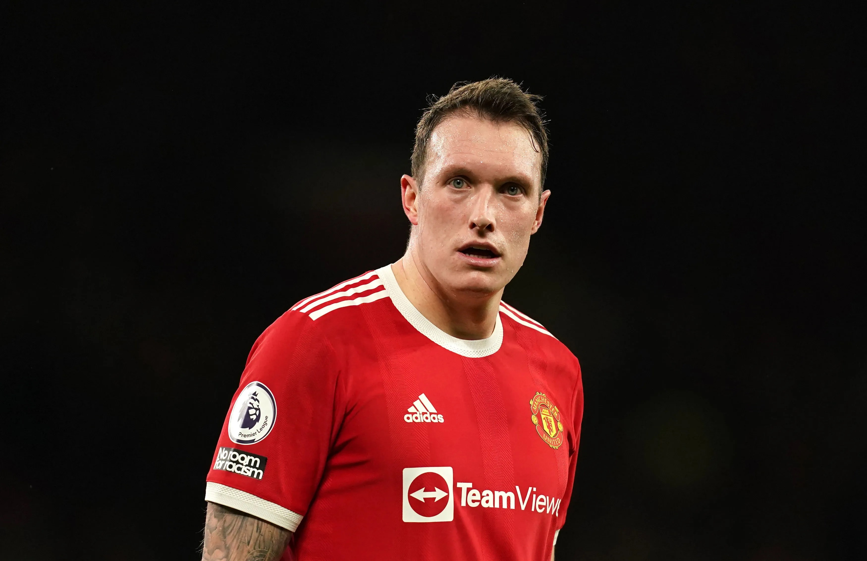 MU san sang de Phil Jones ra di hinh anh