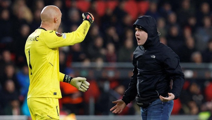 CDV PSV phai ngoi tu 2 thang vi dam thu mon Sevilla hinh anh