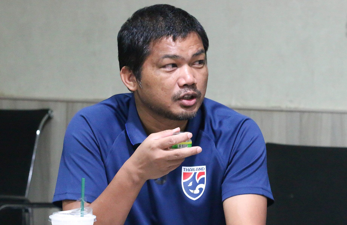 HLV Thai Lan thich gap chu nha Campuchia hon U22 Viet Nam hinh anh