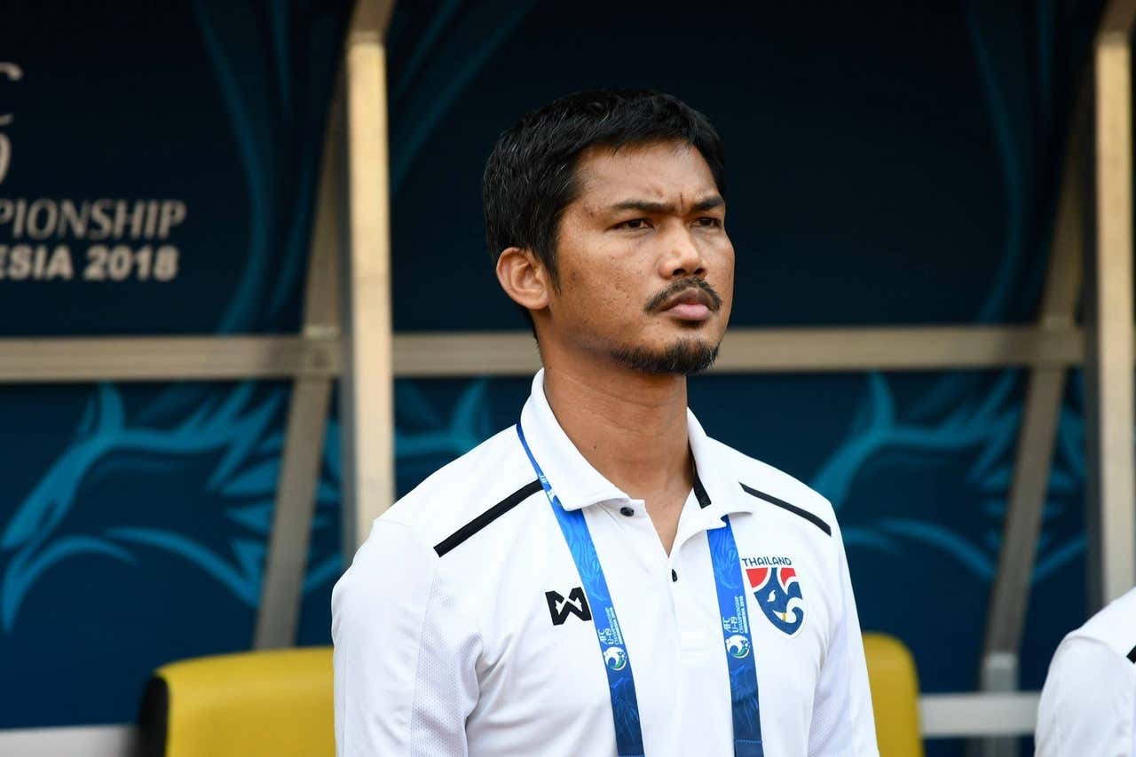 HLV U22 Thai Lan dung len sau that bai truoc Campuchia hinh anh