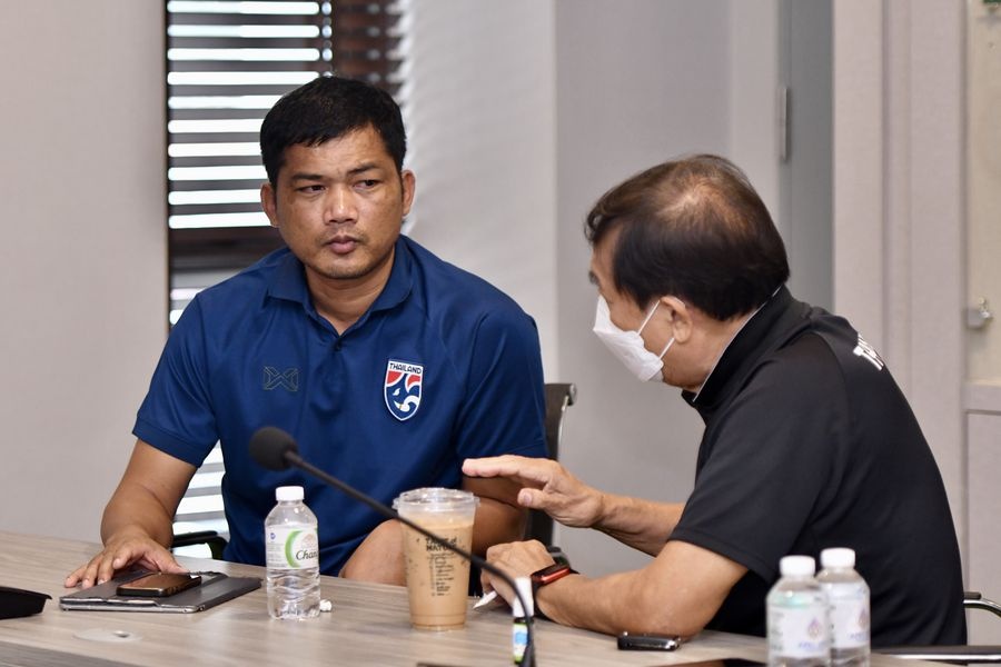 HLV U22 Thai Lan giao bai tap ve nha cho cac hoc tro hinh anh