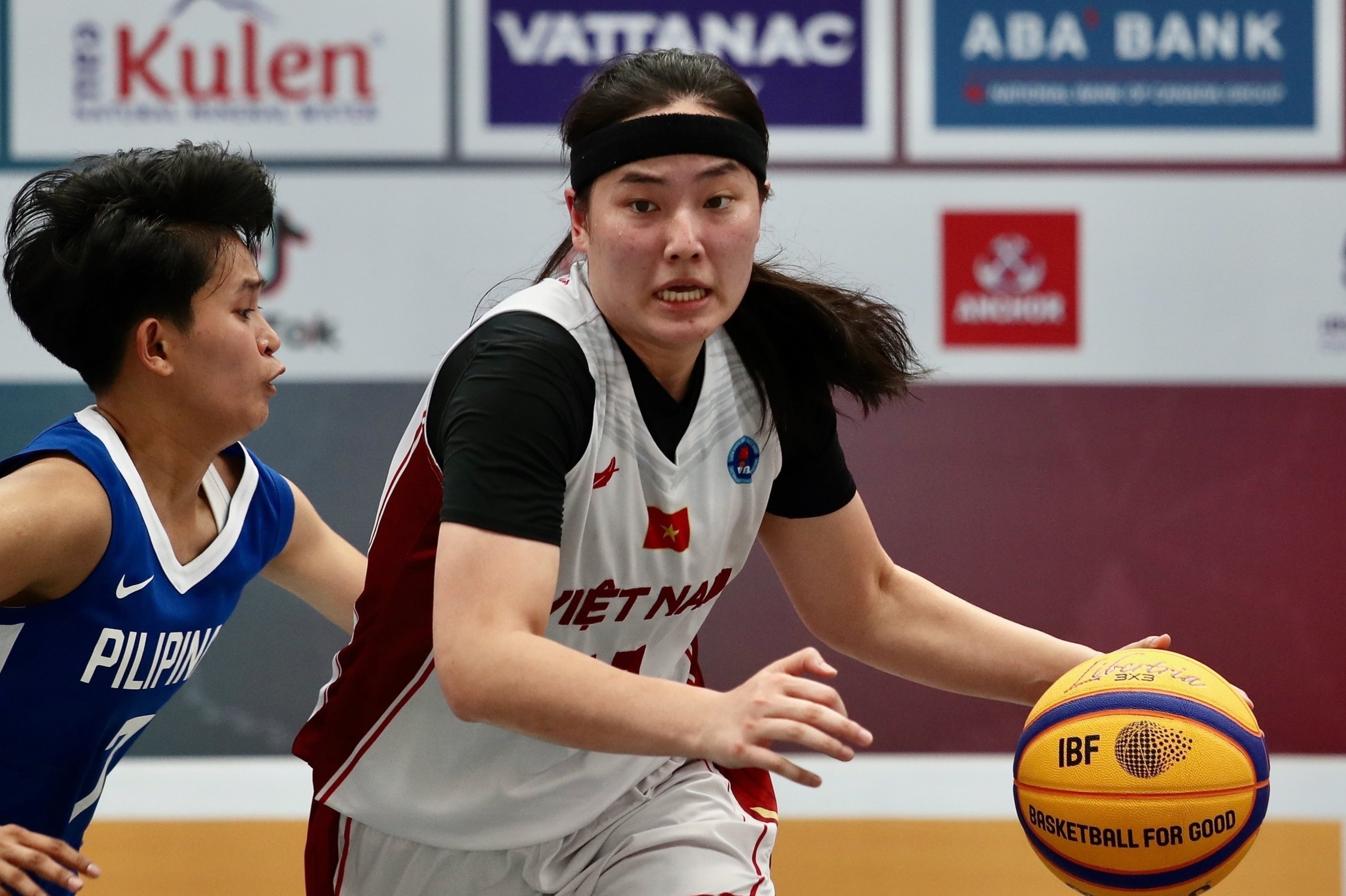 Bao Philippines thua nhan tai nang cua cap song sinh Viet kieu hinh anh