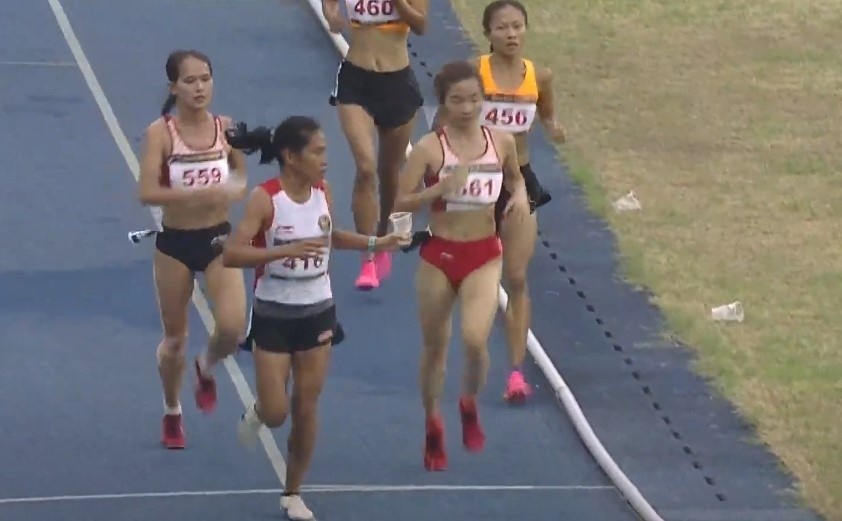 VDV Indonesia moi nuoc Nguyen Thi Oanh khi dang thi dau hinh anh