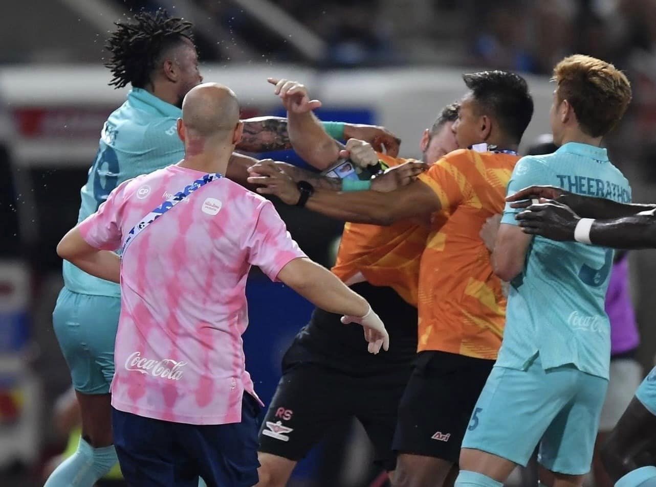 Dong doi cua Bunmathan dam tro ly CLB doi thu hinh anh