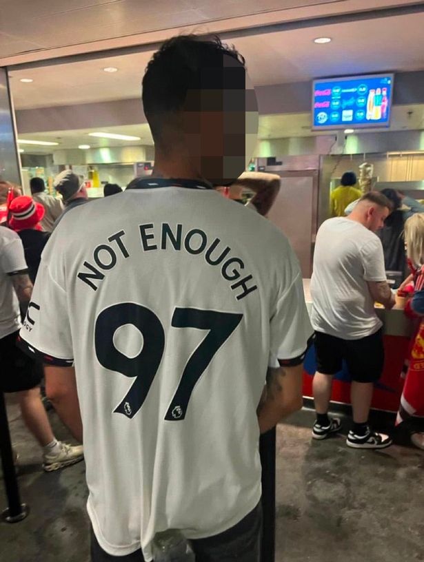 CDV MU mac ao che nhao Liverpool o chung ket FA Cup hinh anh