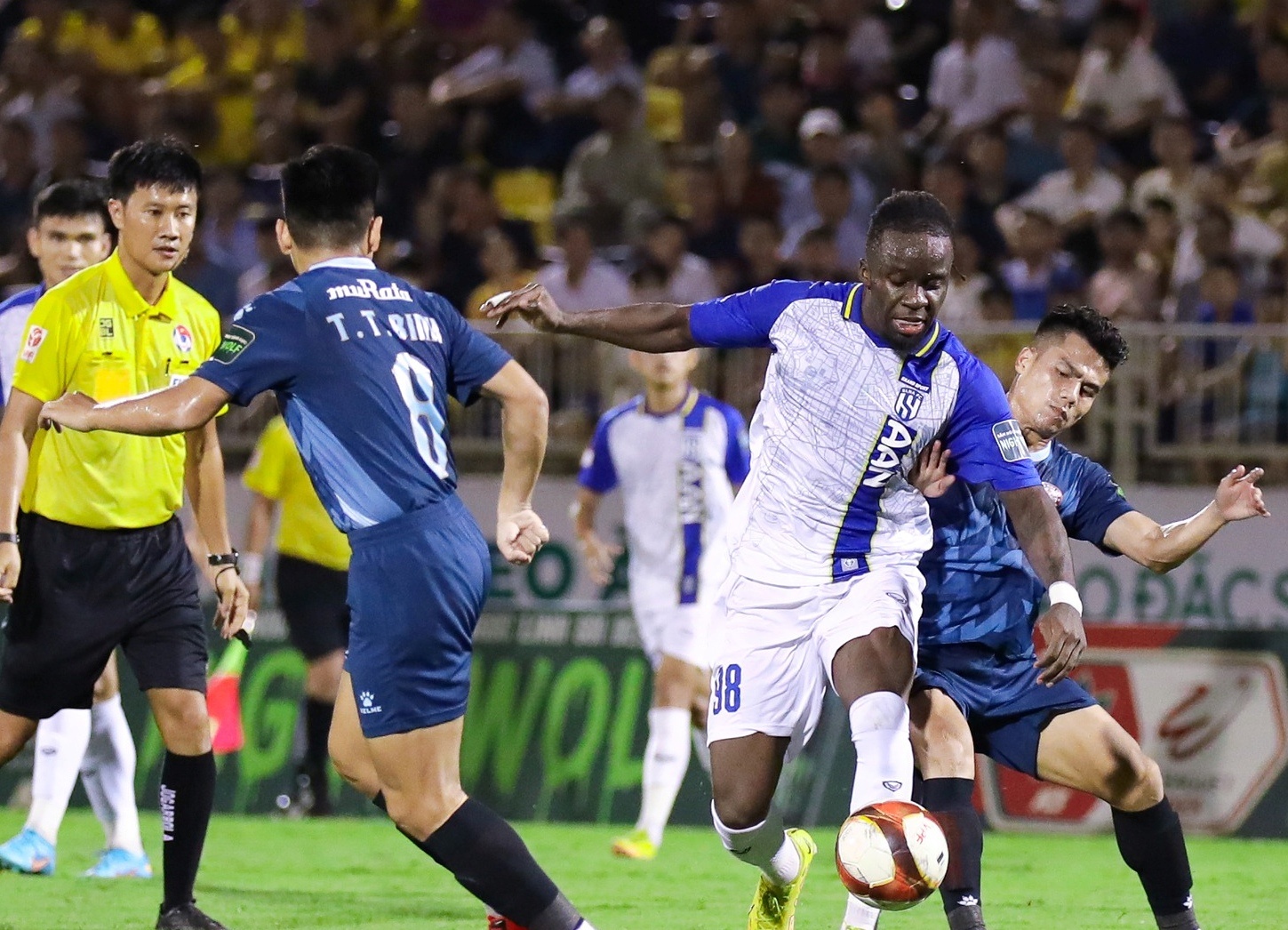 CLB TP.HCM muon ky luat to trong tai FIFA hinh anh