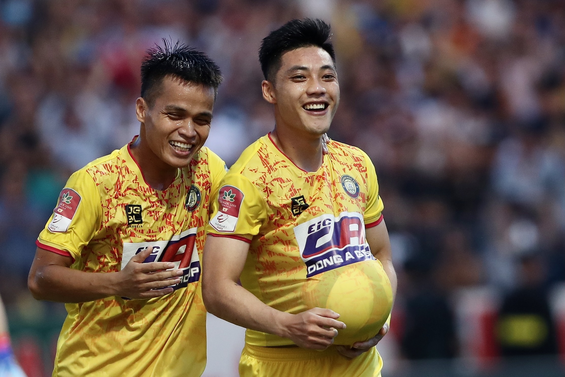 Tan binh tuyen Viet Nam khien Van Hau vat va hinh anh