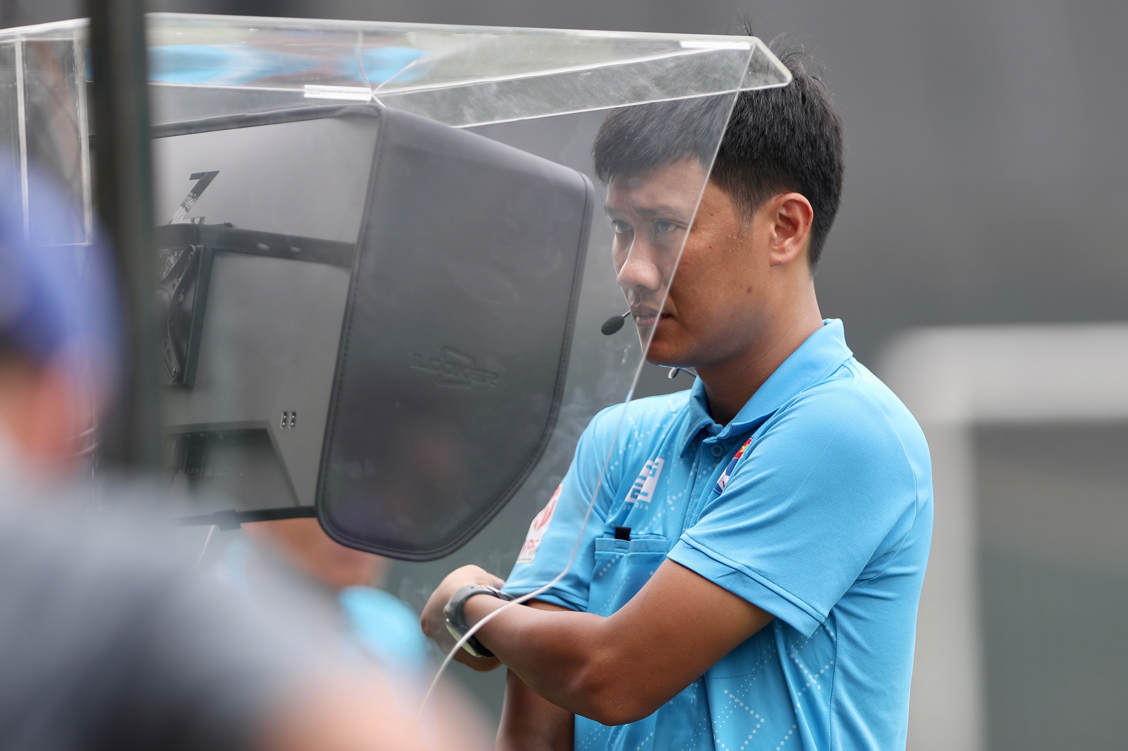 Trong tai Viet Nam lan dau van hanh VAR tren san hinh anh