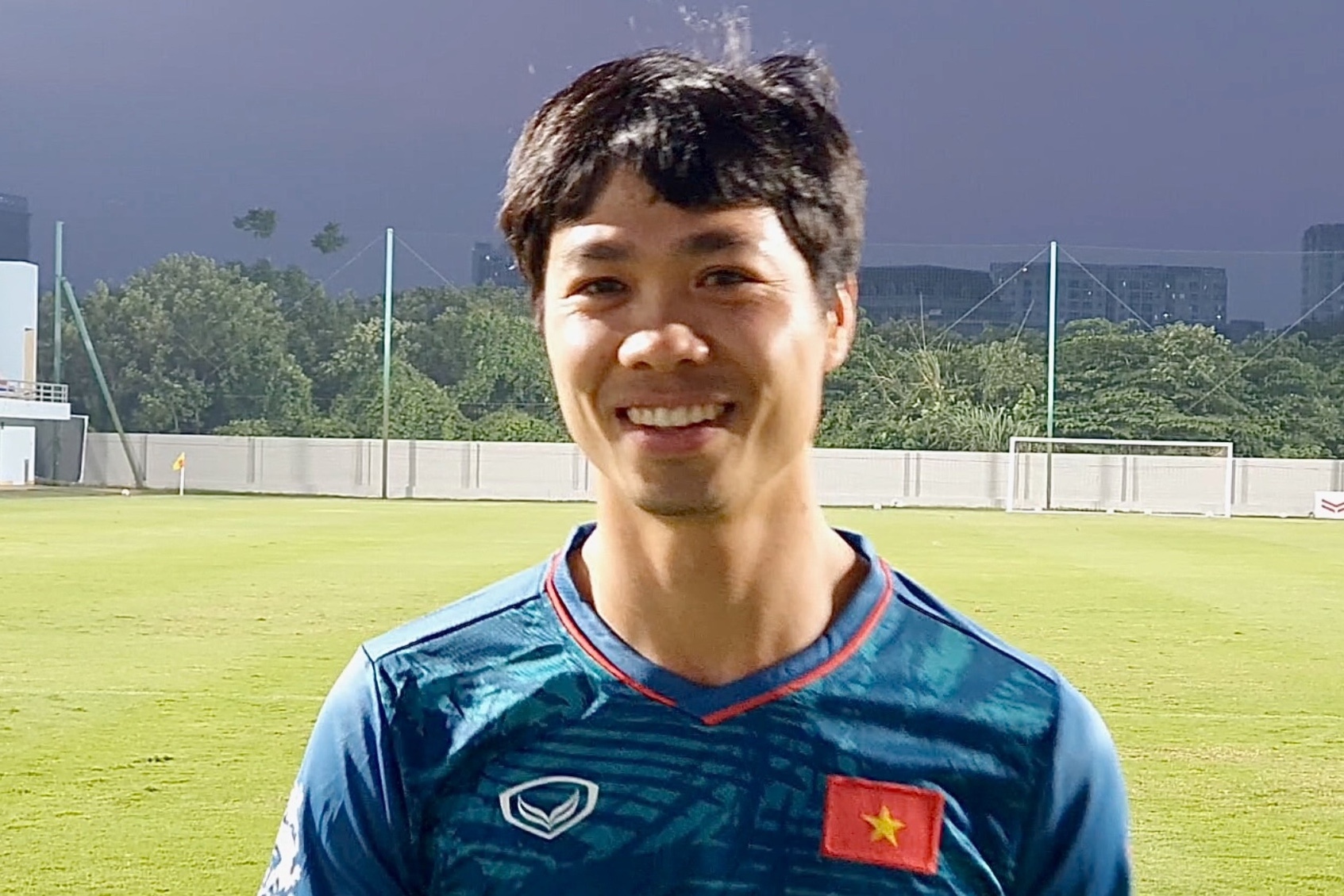 Cong Phuong tuoi cuoi khi tap voi doi hinh phu tuyen Viet Nam hinh anh