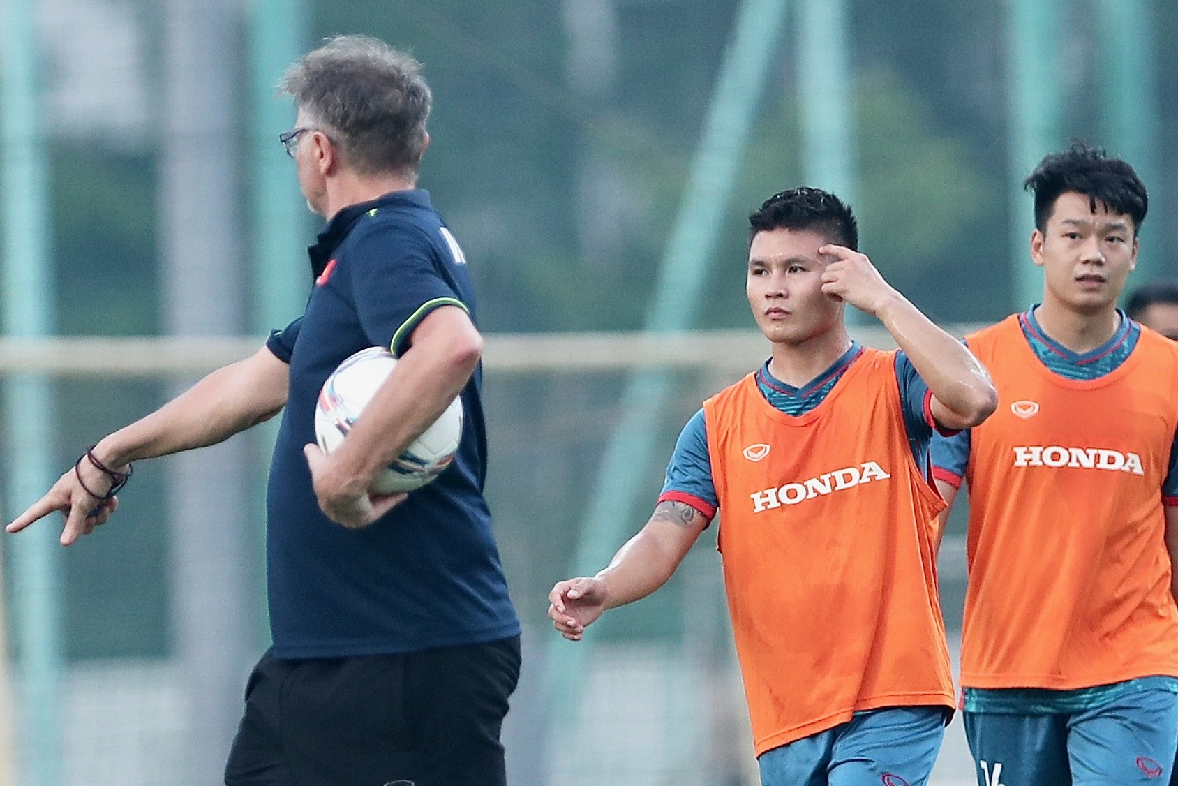 Quang Hai: Cuong do tap o tuyen Viet Nam cao hon o Pau  hinh anh