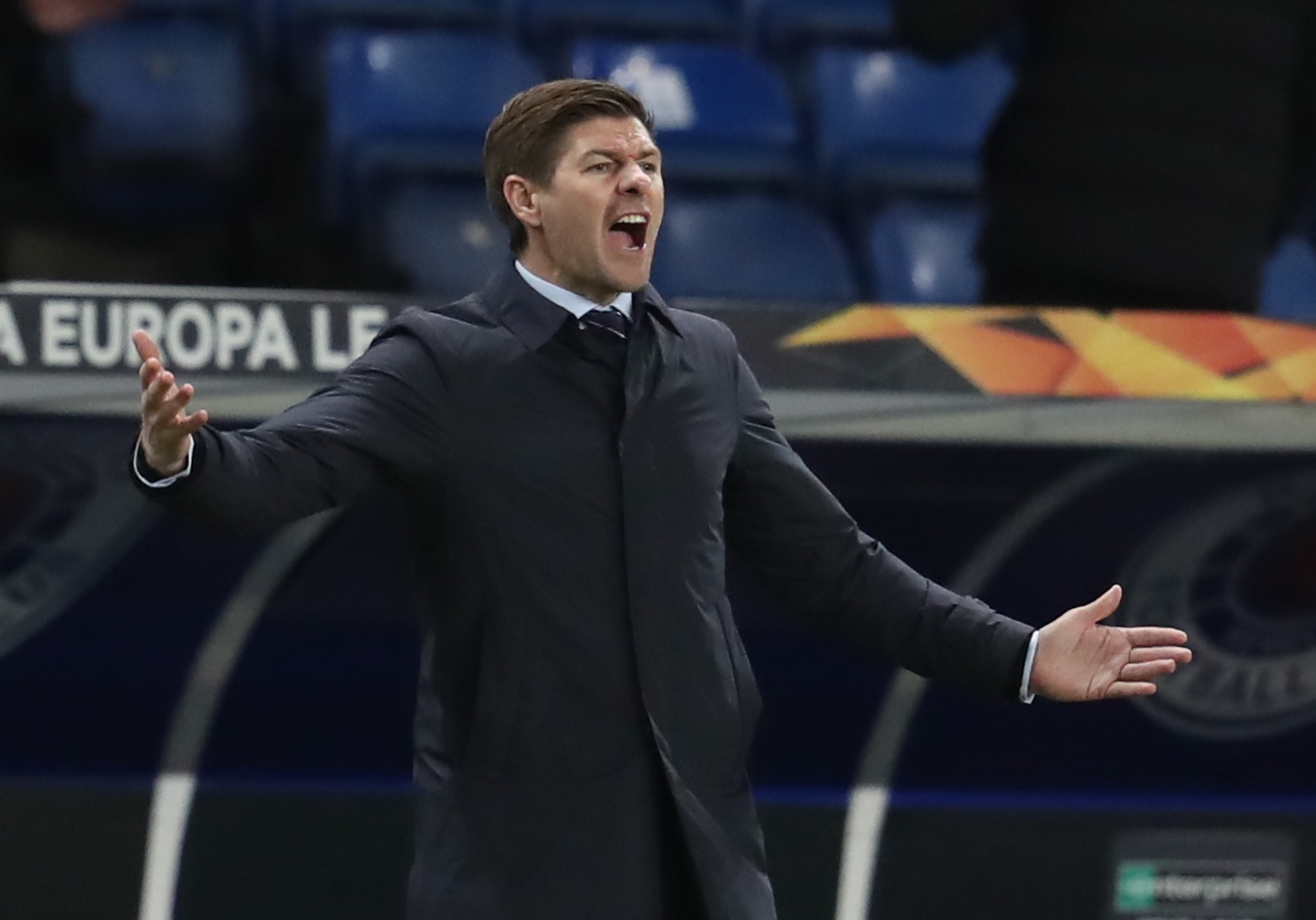 Steven Gerrard co the den Saudi Arabia lam HLV hinh anh