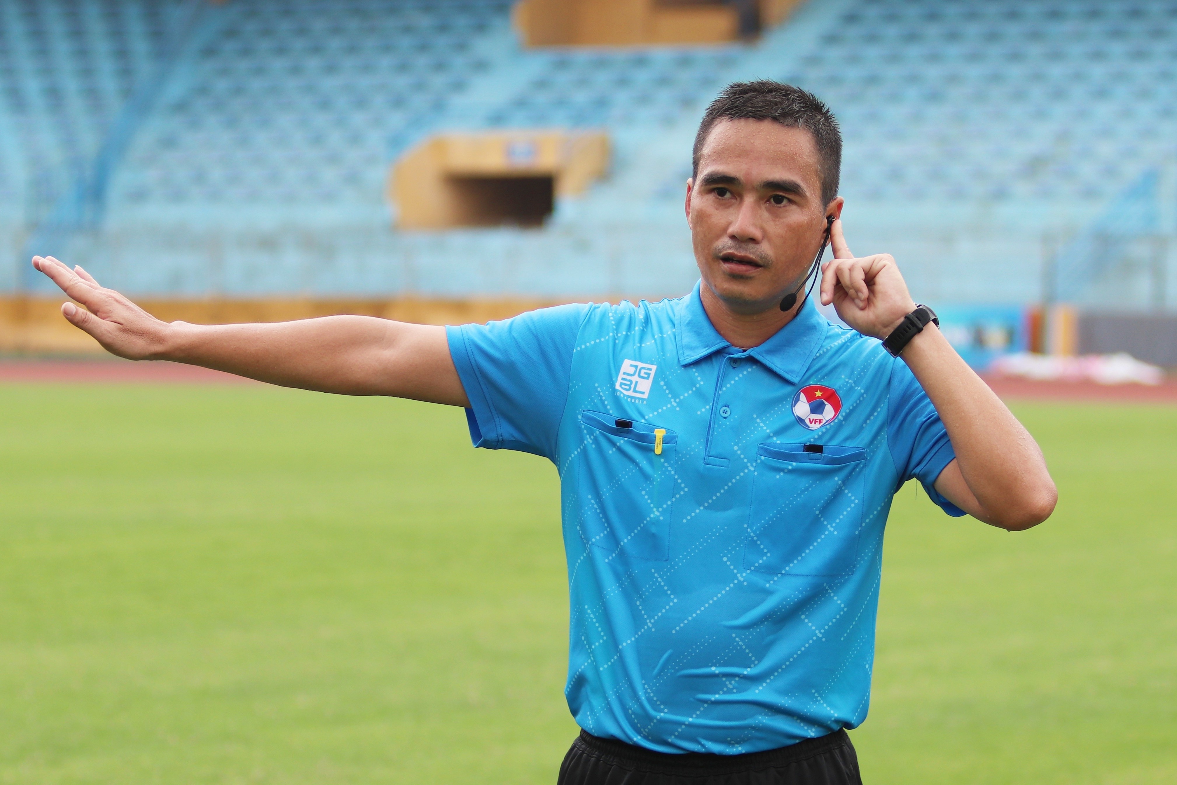 Trong tai Viet Nam bo ngo khi ap dung VAR hinh anh