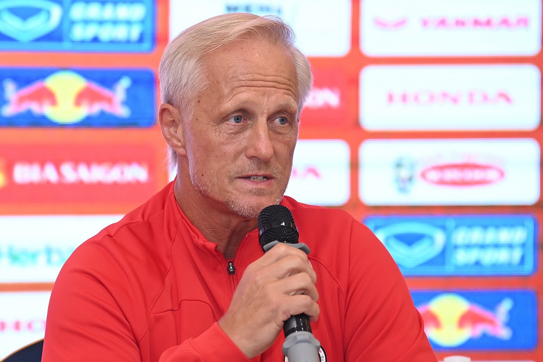 HLV Hong Kong tuc gian vi qua phat den cua tuyen Viet Nam hinh anh