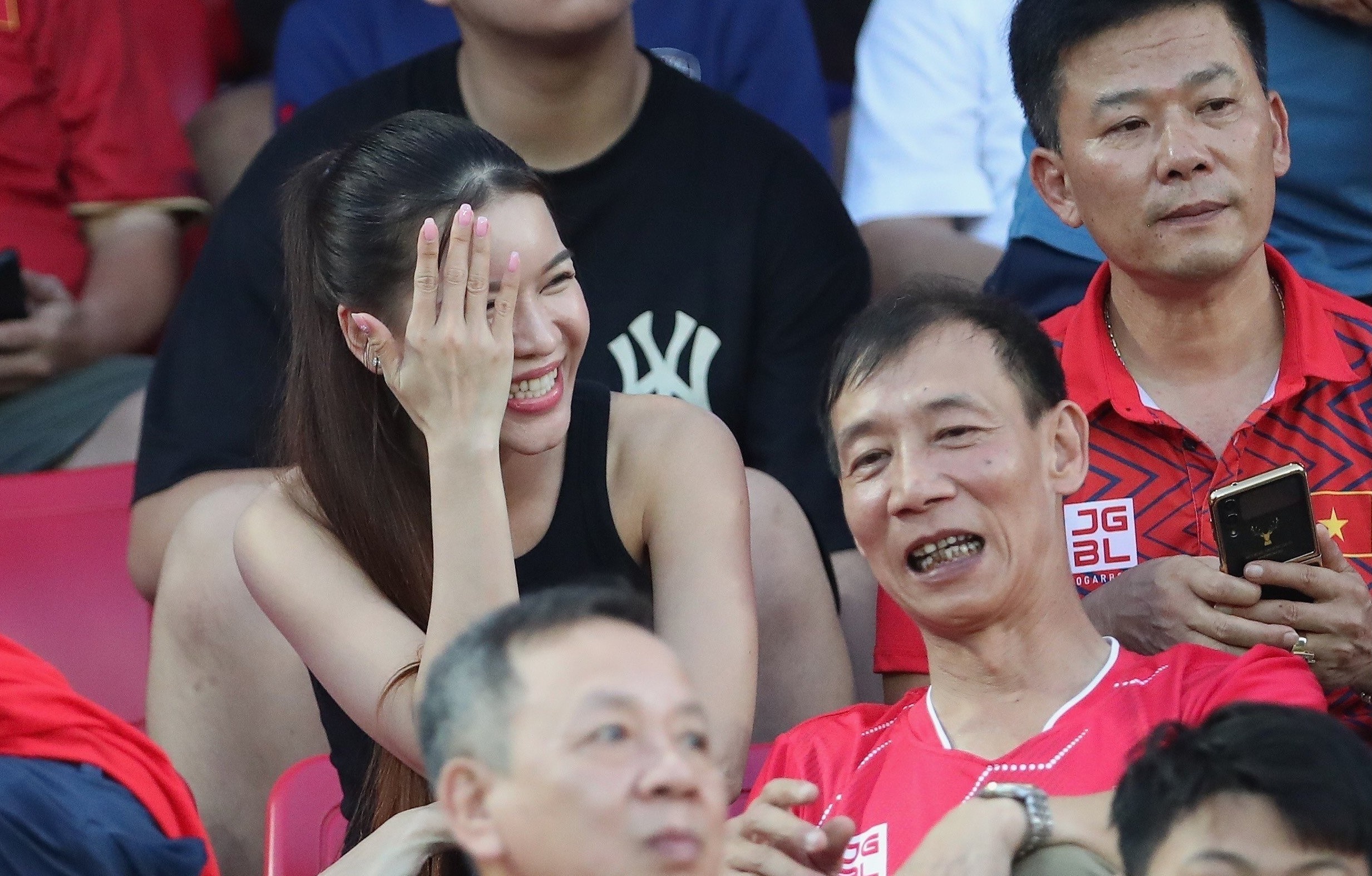 Ban gai Van Lam ben len co vu tuyen Viet Nam hinh anh