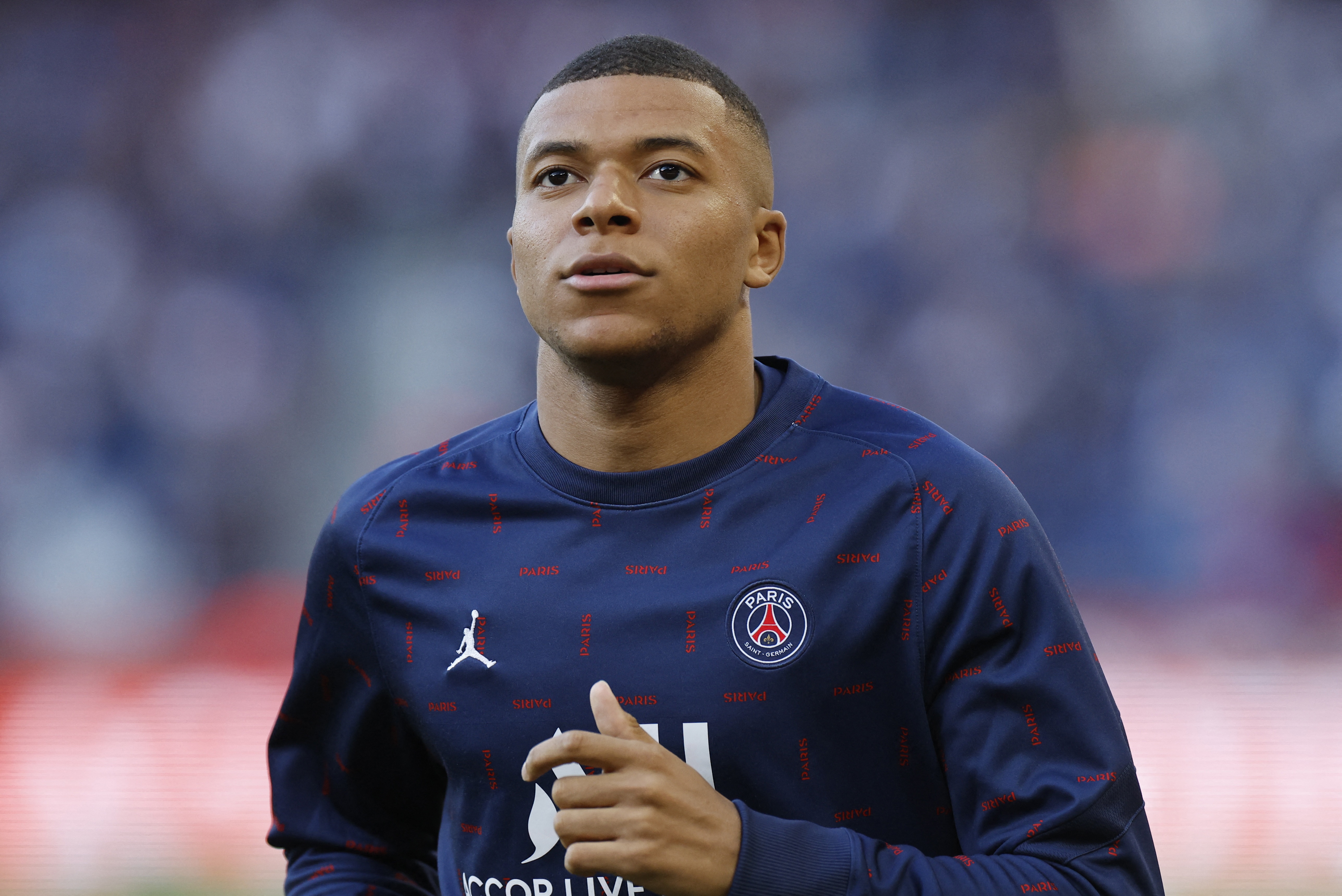 Dong doi muon Mbappe o lai PSG hinh anh
