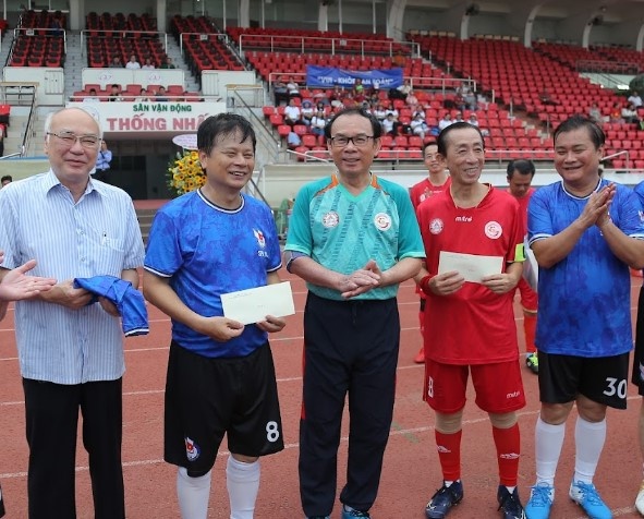 Lanh dao TP.HCM giao huu bong da voi lanh dao bao chi phia Nam hinh anh