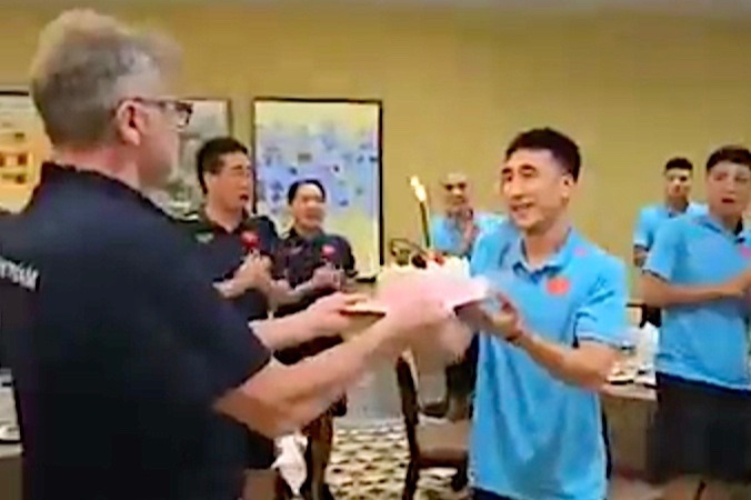 HLV Troussier tang banh sinh nhat cho hoc tro hinh anh