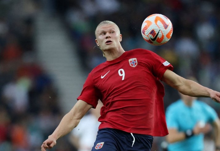 Haaland khien Na Uy da nhu chap nguoi trong 10 phut hinh anh