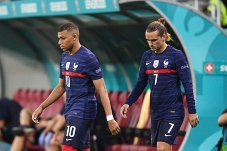 Griezmann tung bat binh vi Mbappe hinh anh