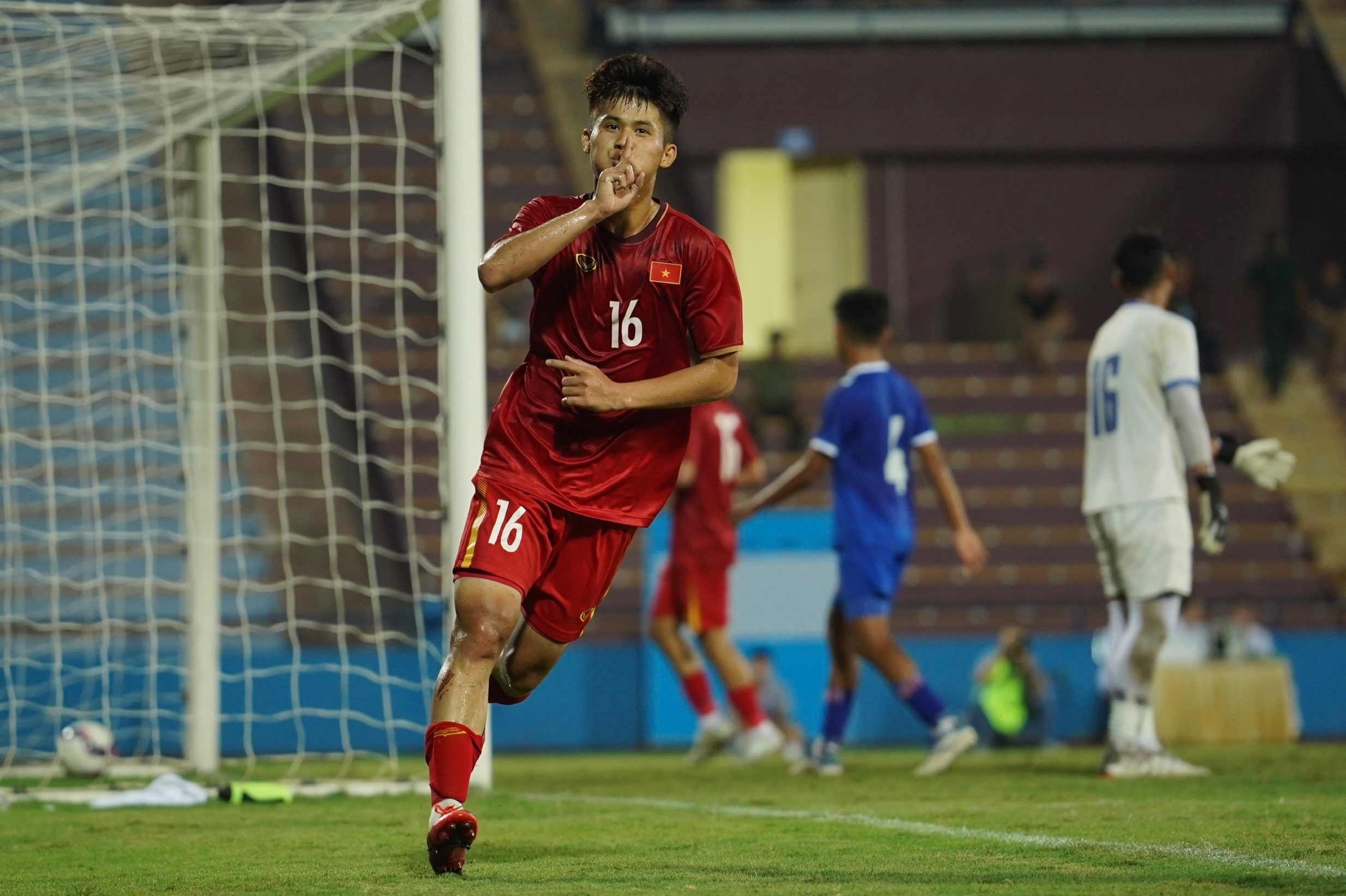 Khe cua hep de U17 Viet Nam vao tu ket chau A hinh anh