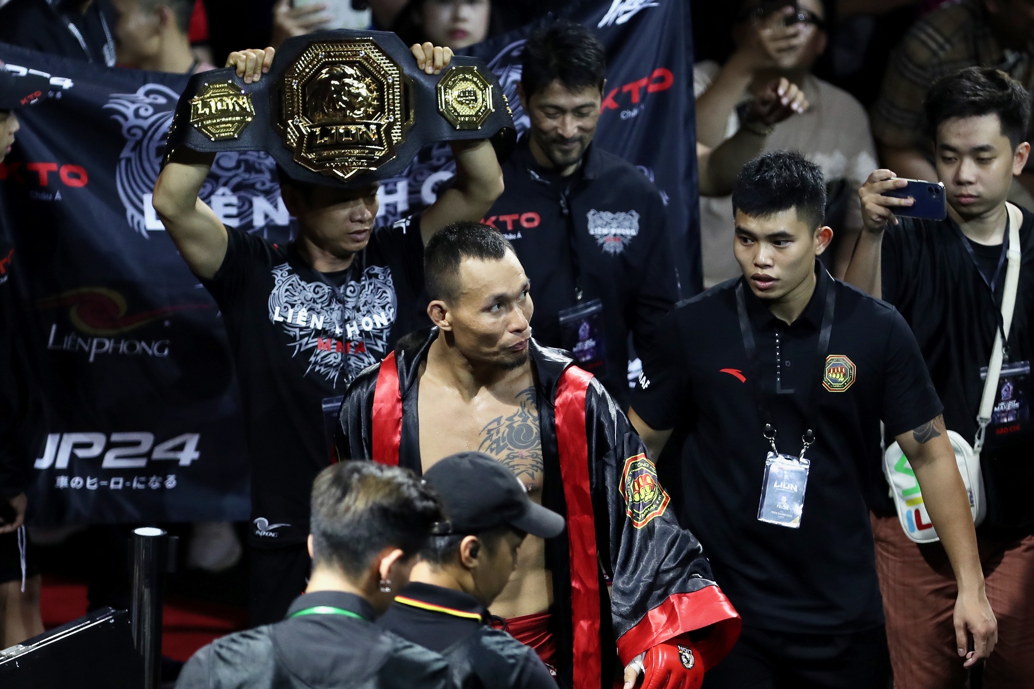 Hoc tro Johnny Tri Nguyen bat ngo giai nghe MMA hinh anh