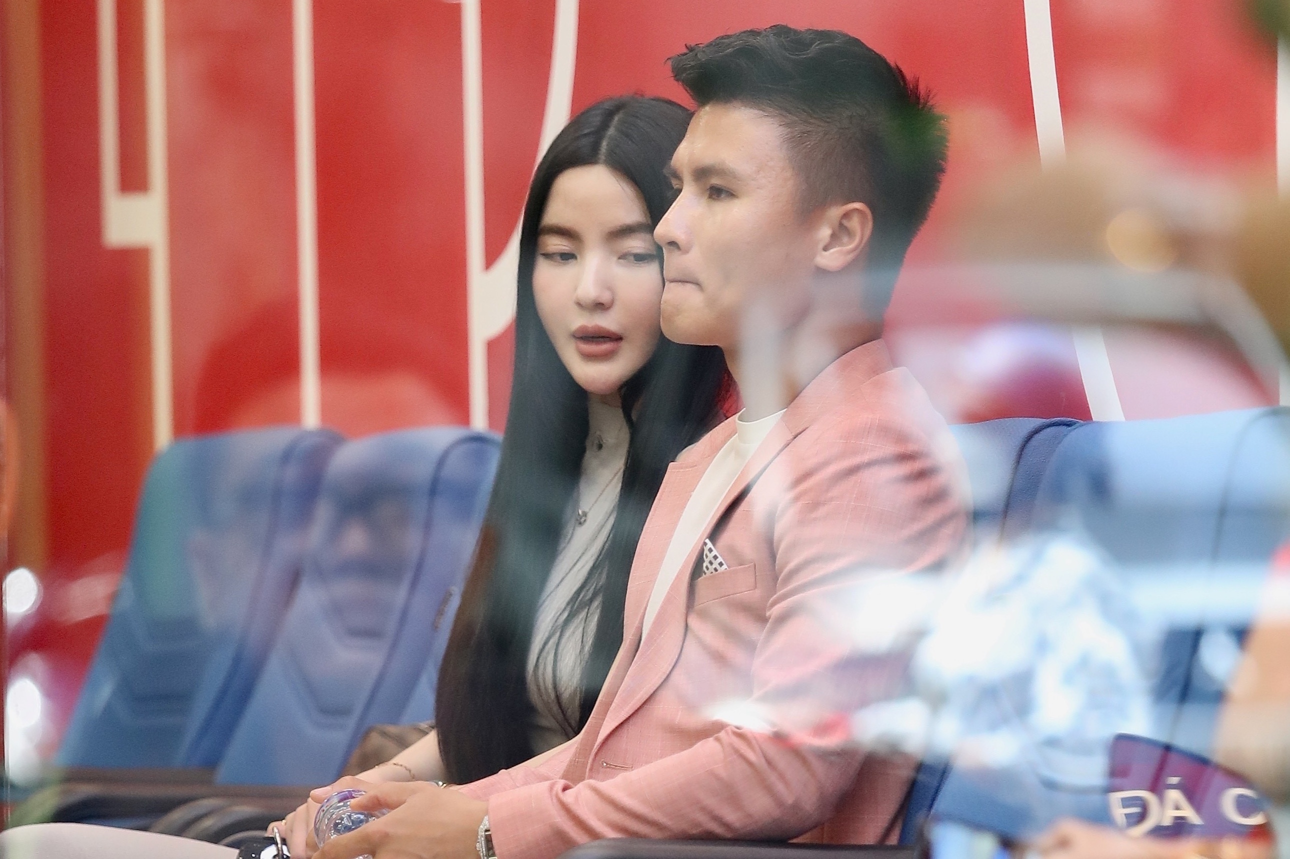 Quang Hai cung ban gai di ra mat CLB CAHN hinh anh