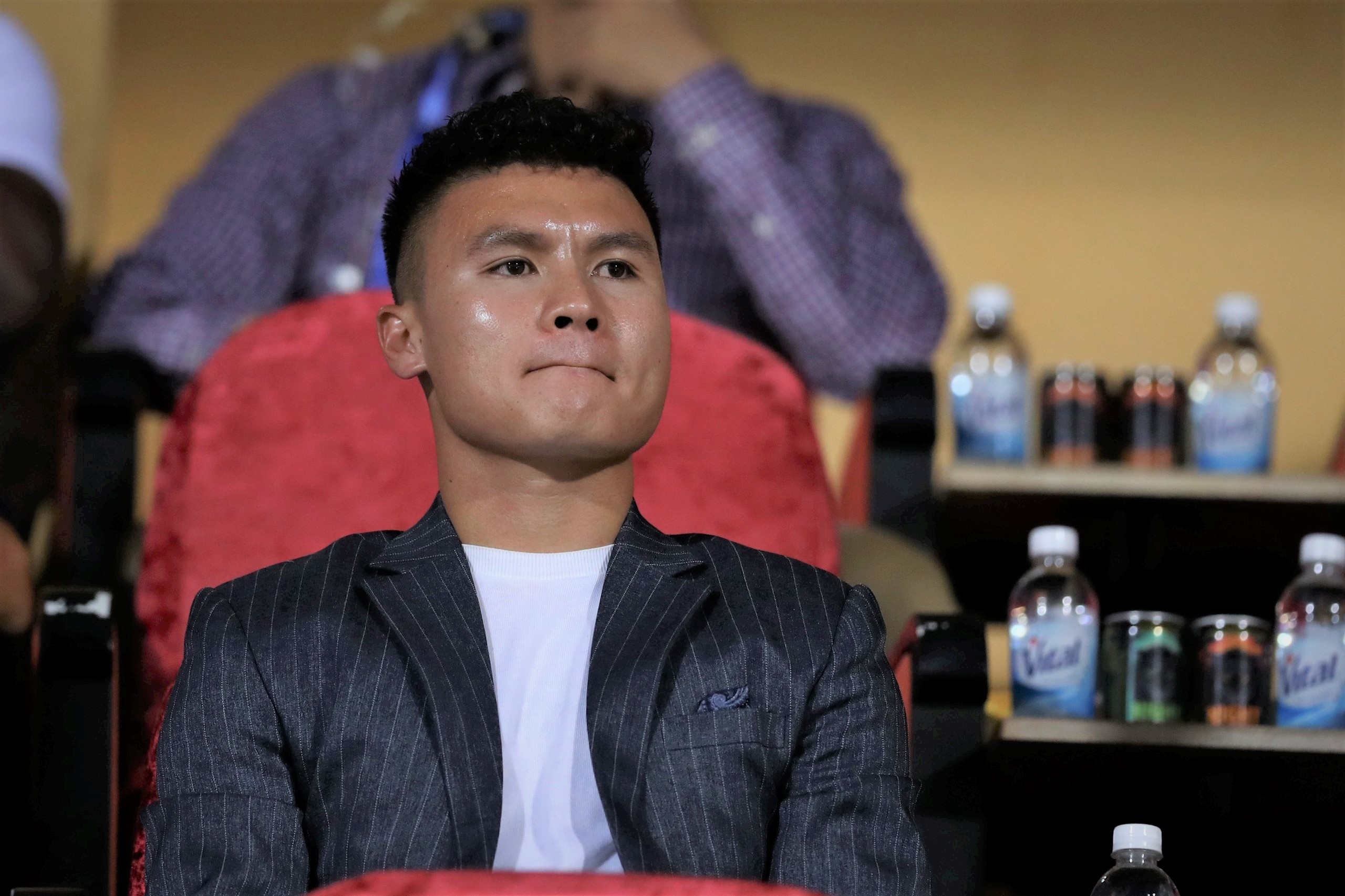 Vi sao Quang Hai phai mac so 18 o CLB Cong An Ha Noi? hinh anh