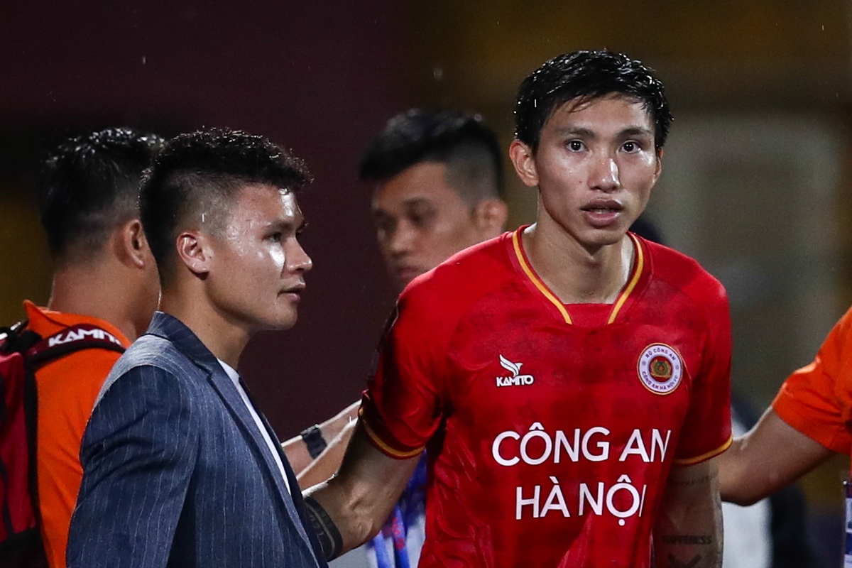 Quang Hai mac vest, xuong san mung dong doi moi hinh anh