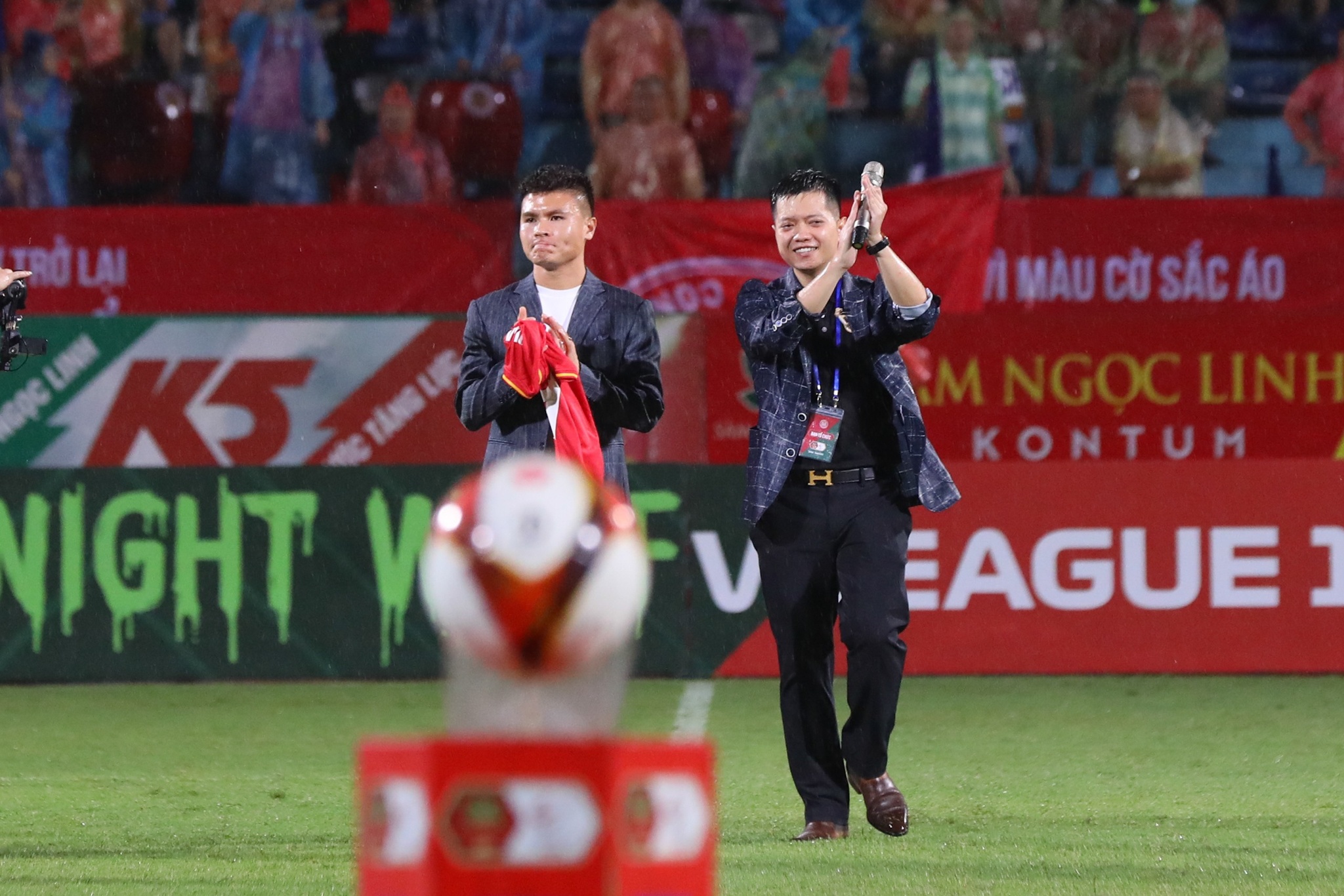 Quang Hai mac vest anh 1