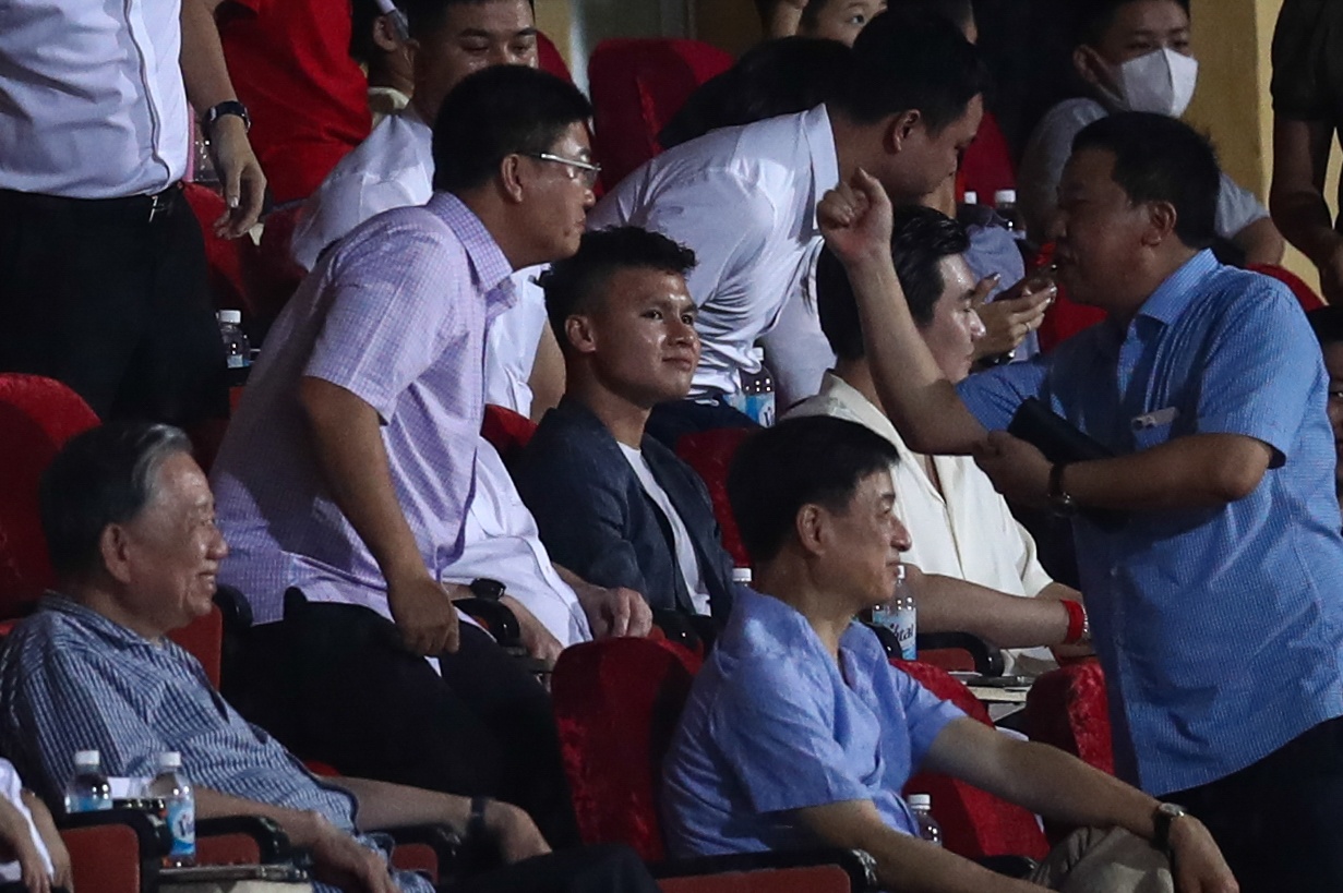 Quang Hai mac vest anh 4