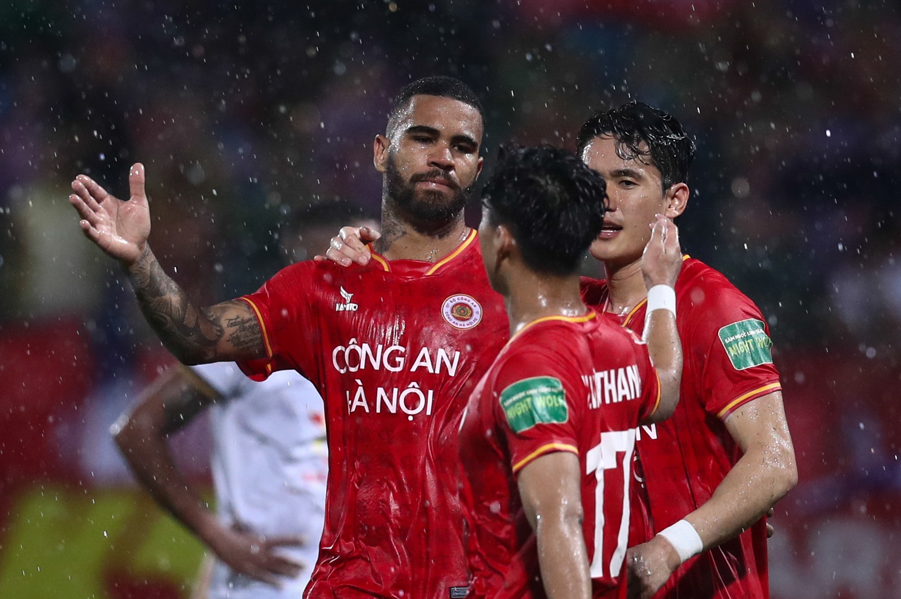 Quang Hai mac vest anh 5