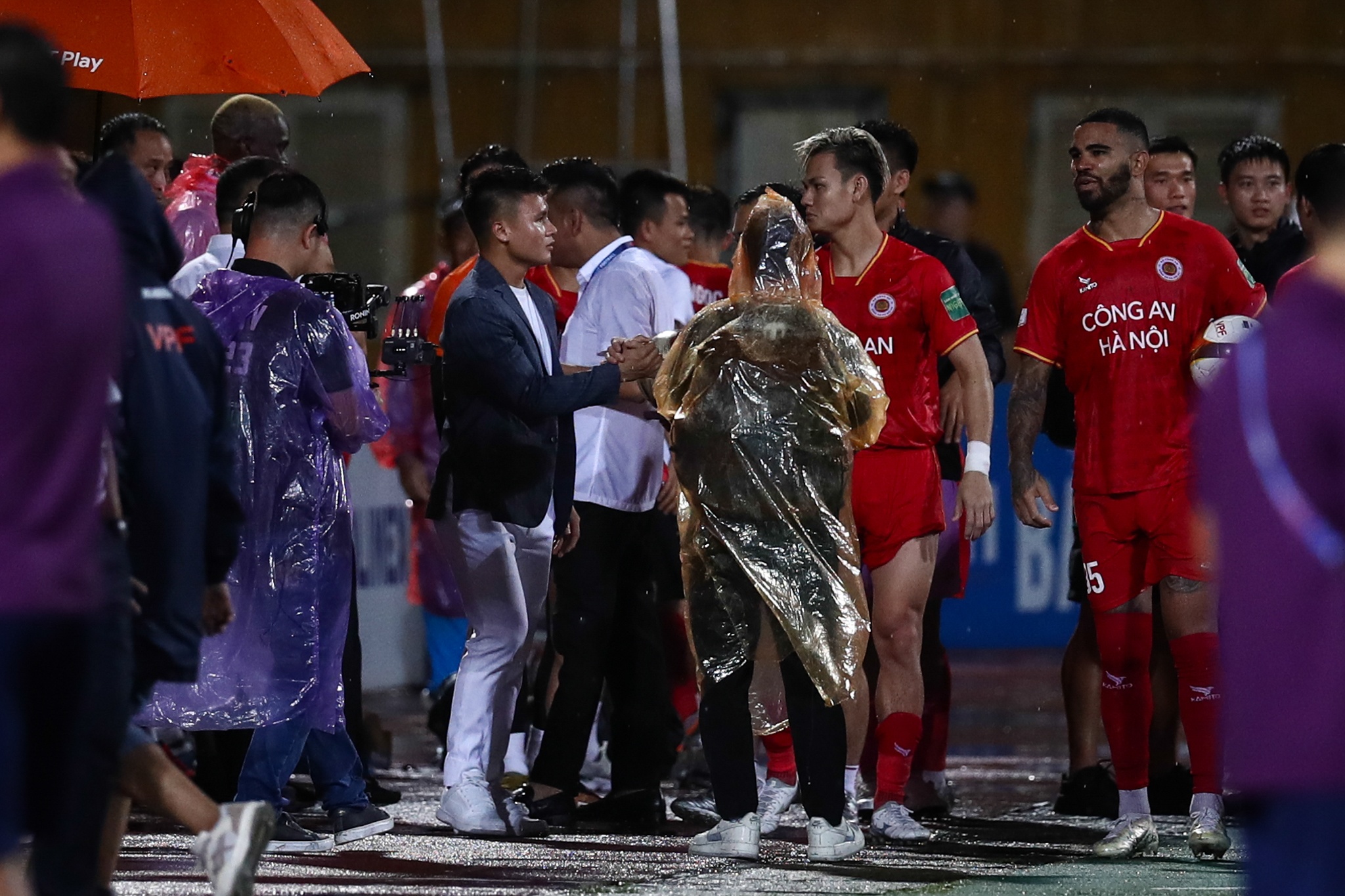 Quang Hai mac vest anh 7