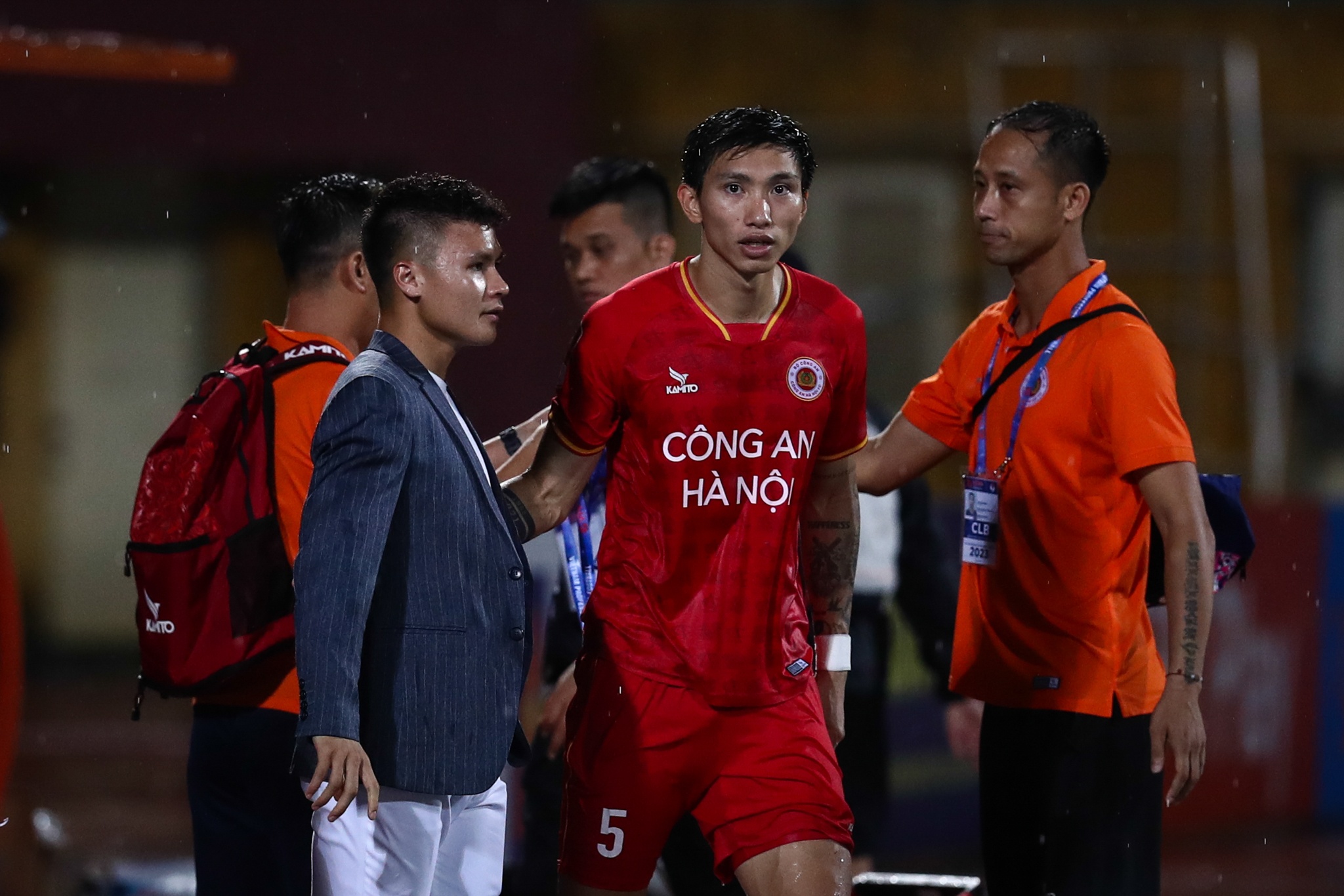 Quang Hai mac vest anh 8