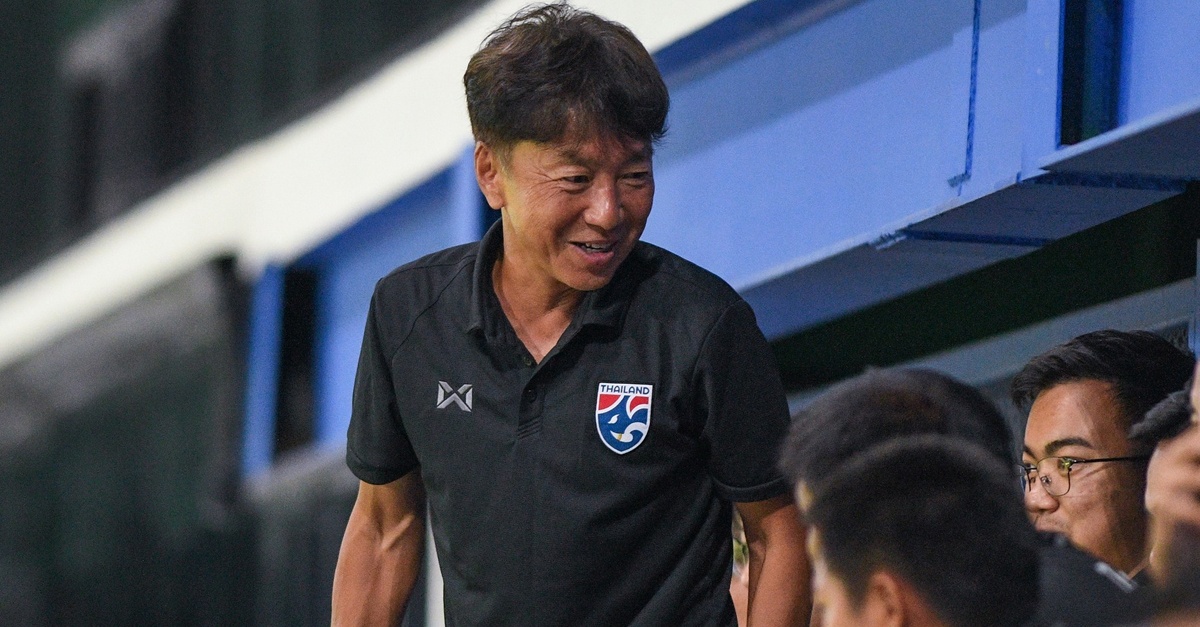 HLV Toshiya Miura chung kien U17 Thai Lan tham bai hinh anh
