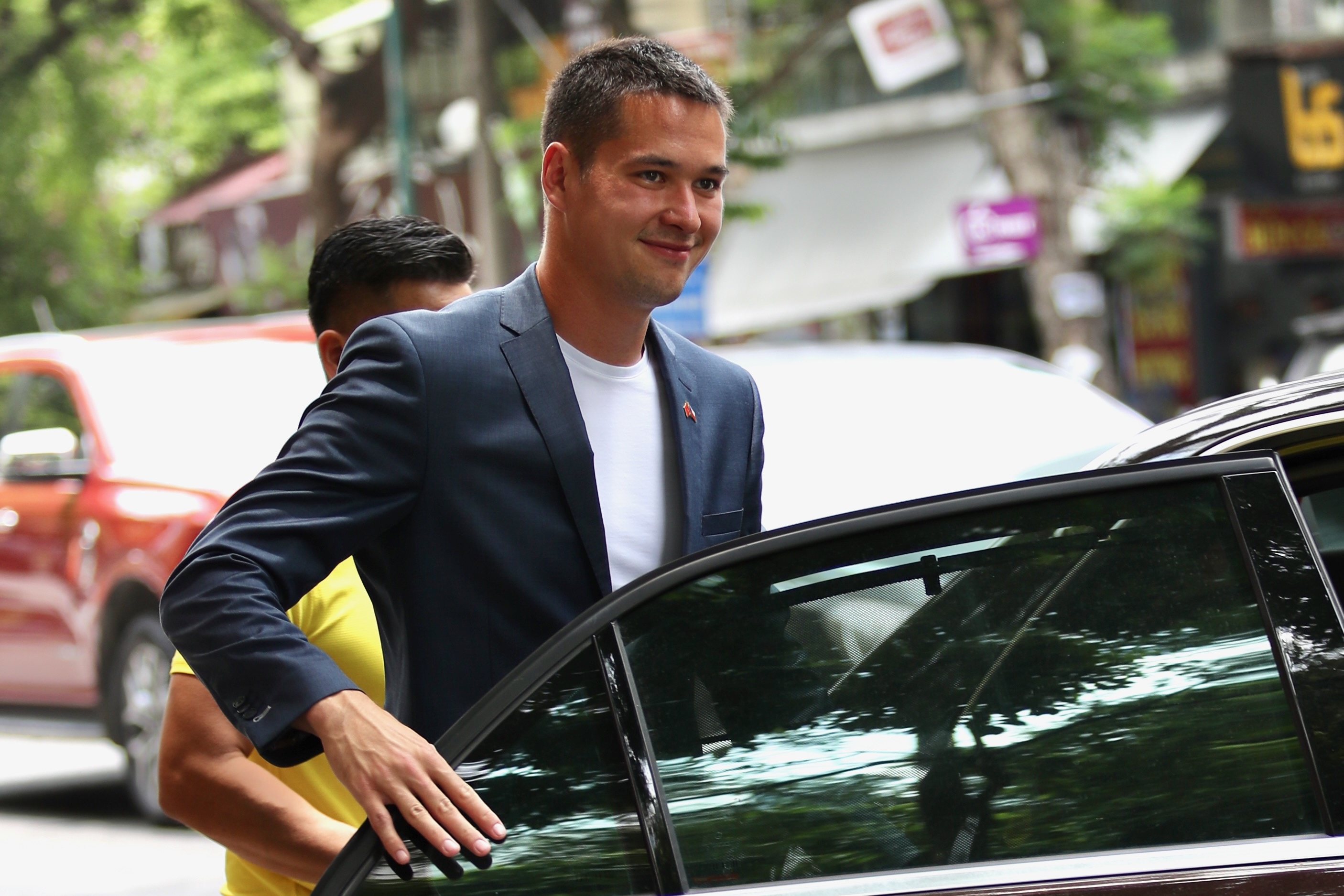 Filip Nguyen voi ra san bay sau khi ky hop dong voi CLB CAHN hinh anh