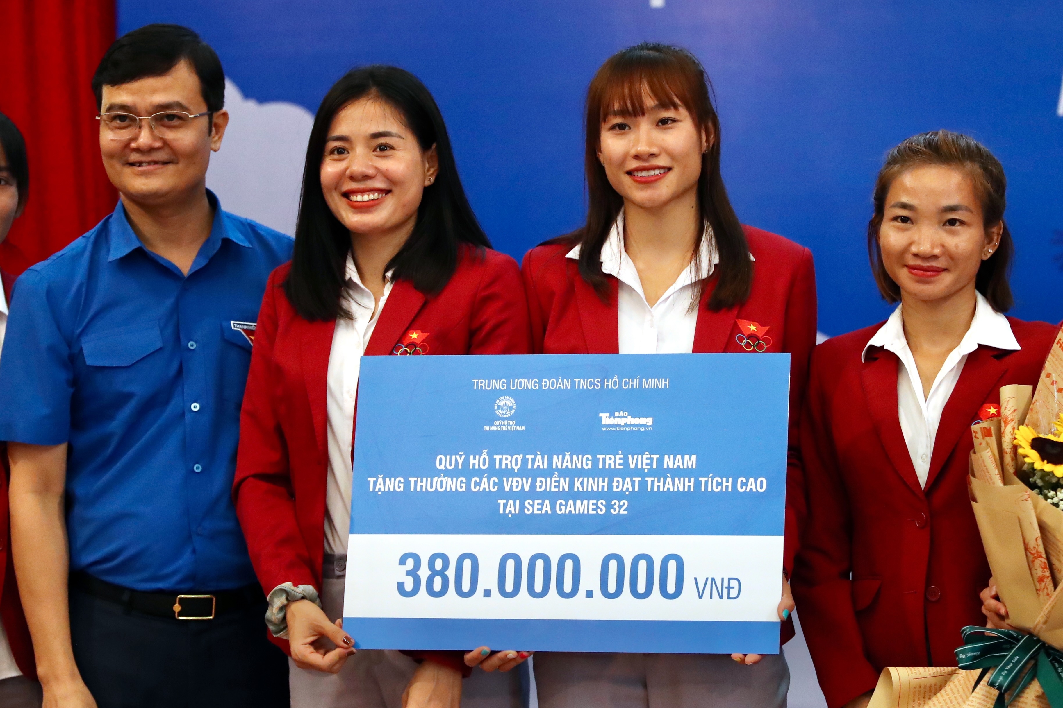 Dien kinh nhan them tien thuong sau SEA Games 32 hinh anh