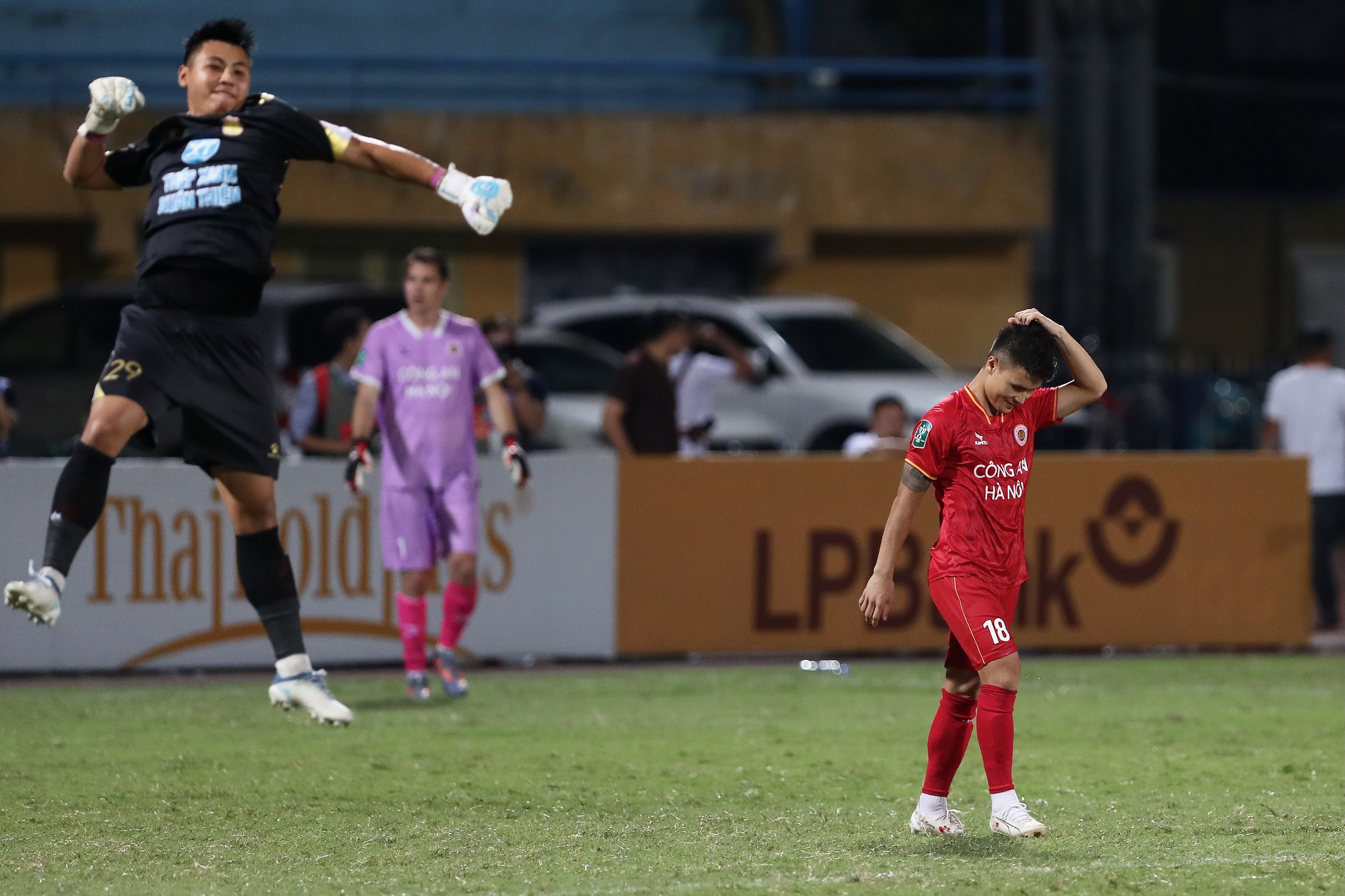 Quang Hai da hong luan luu, CLB CAHN bi loai khoi Cup Quoc gia  hinh anh