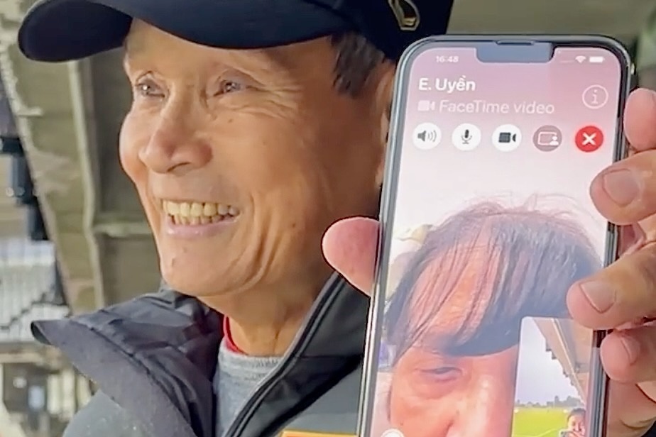 HLV Mai Duc Chung goi dien cho vo truoc buoi tap hinh anh