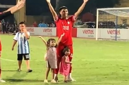 Bui Tien Dung dat con gai di an mung kieu Viking hinh anh