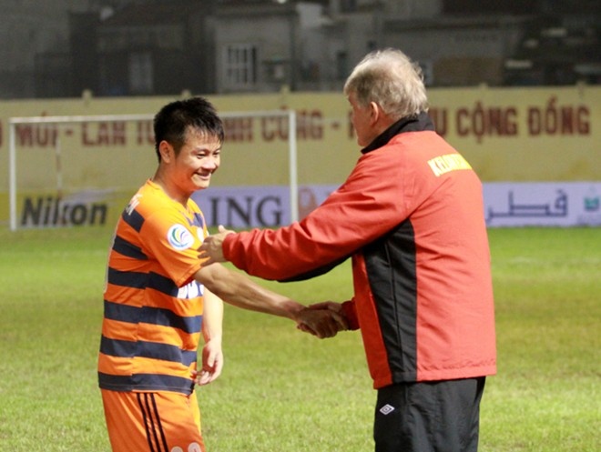 Van Quyen vao benh vien cap cuu vi ngo doc thuc pham hinh anh