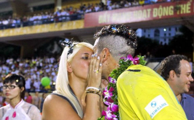 Chuyen tinh cam dong cua 'sat thu V.League' hinh anh