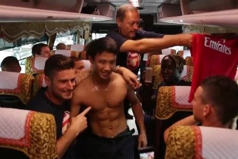 Running man dau gia chiec ao tien ty de lam tu thien hinh anh