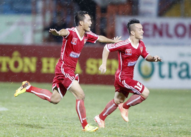 Ha Noi T&T bi loai o Cup QG vi xe bus 2 tang cua Dak Lak hinh anh