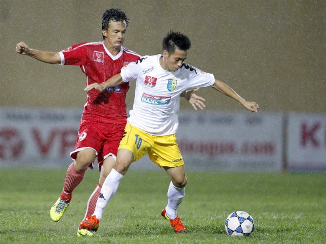 Cơn mưa to khiến lối chơi bóng ngắn sở trường của Hà Nội T&T không thể phát huy tối đa hiệu quả.