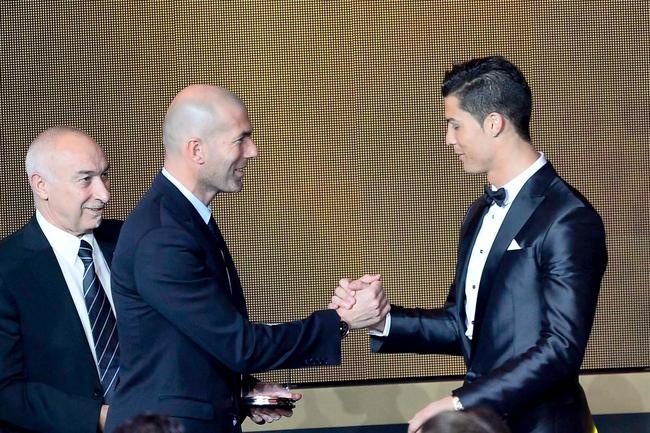 Zidane: 'Ronaldo la thien tai' hinh anh