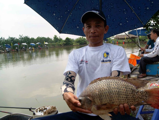 Can thu so 1 Viet Nam cau duoc gan 20 kg ca hinh anh