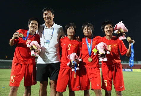Mai Lan (giữa) trong lần đăng quang cùng đội nữ Việt Nam ở SEA Games 2009. Cô từng là cột trụ vững chắc của đội nữ Việt Nam trong thời gian dài.