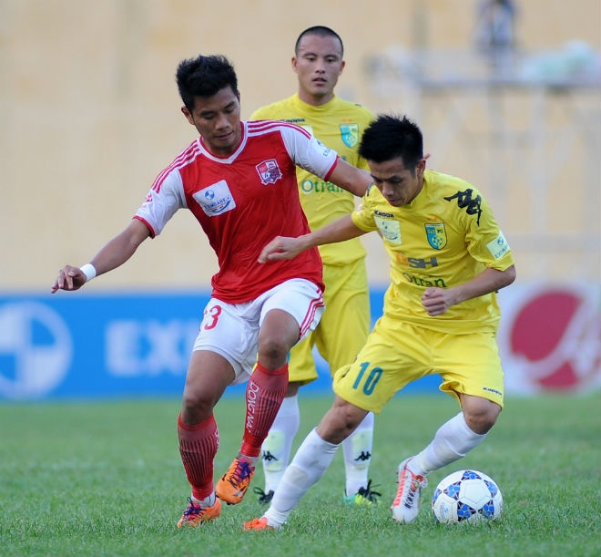 Văn Quyết (phải) là fan của Kaka trước đây nên ủng hộ chiến thắng cho Real. Ảnh: Trường Huy.