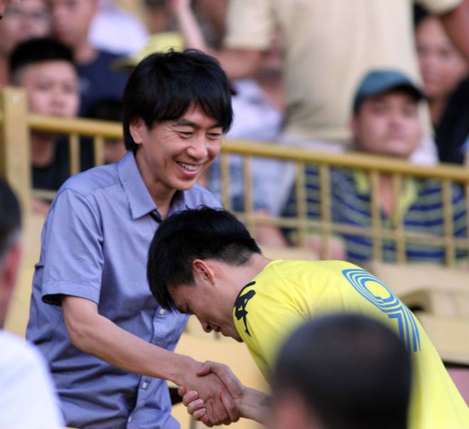 Cong Vinh gap nguoi chao kieu Nhat voi HLV Miura hinh anh